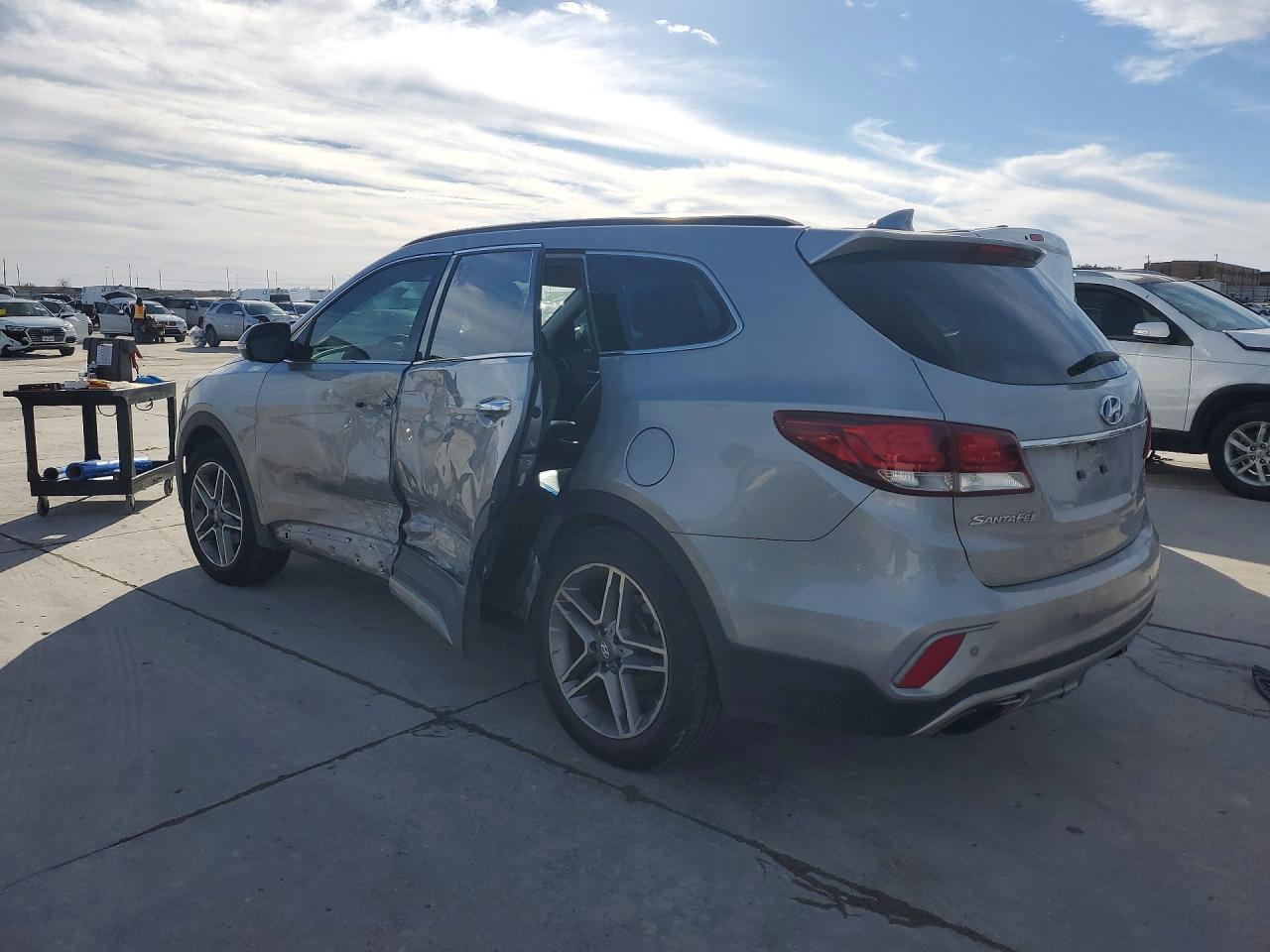 2017 Hyundai Santa Fe Se Ultimate - Image 2