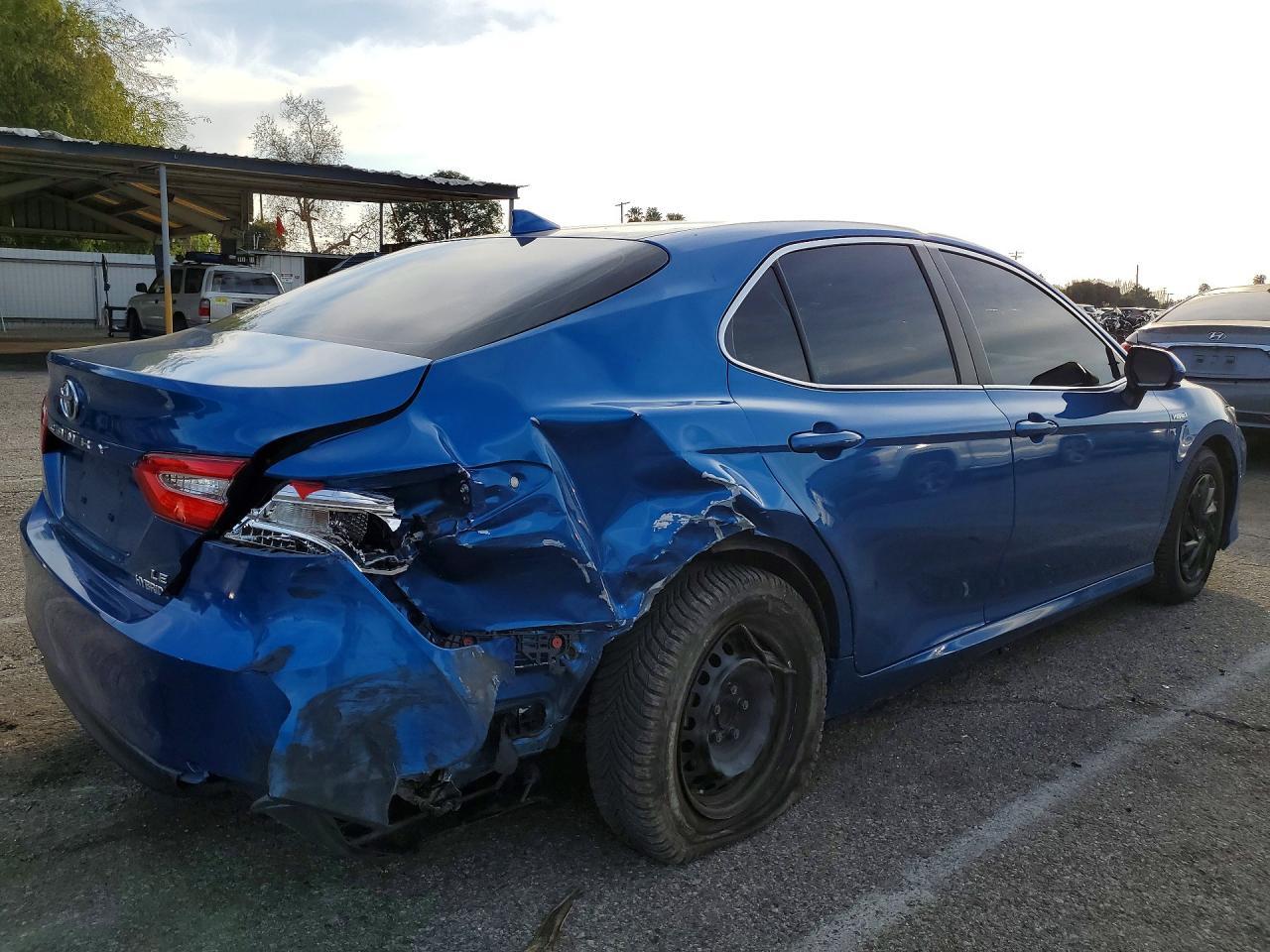 2020 Toyota Camry Le - Фото 3