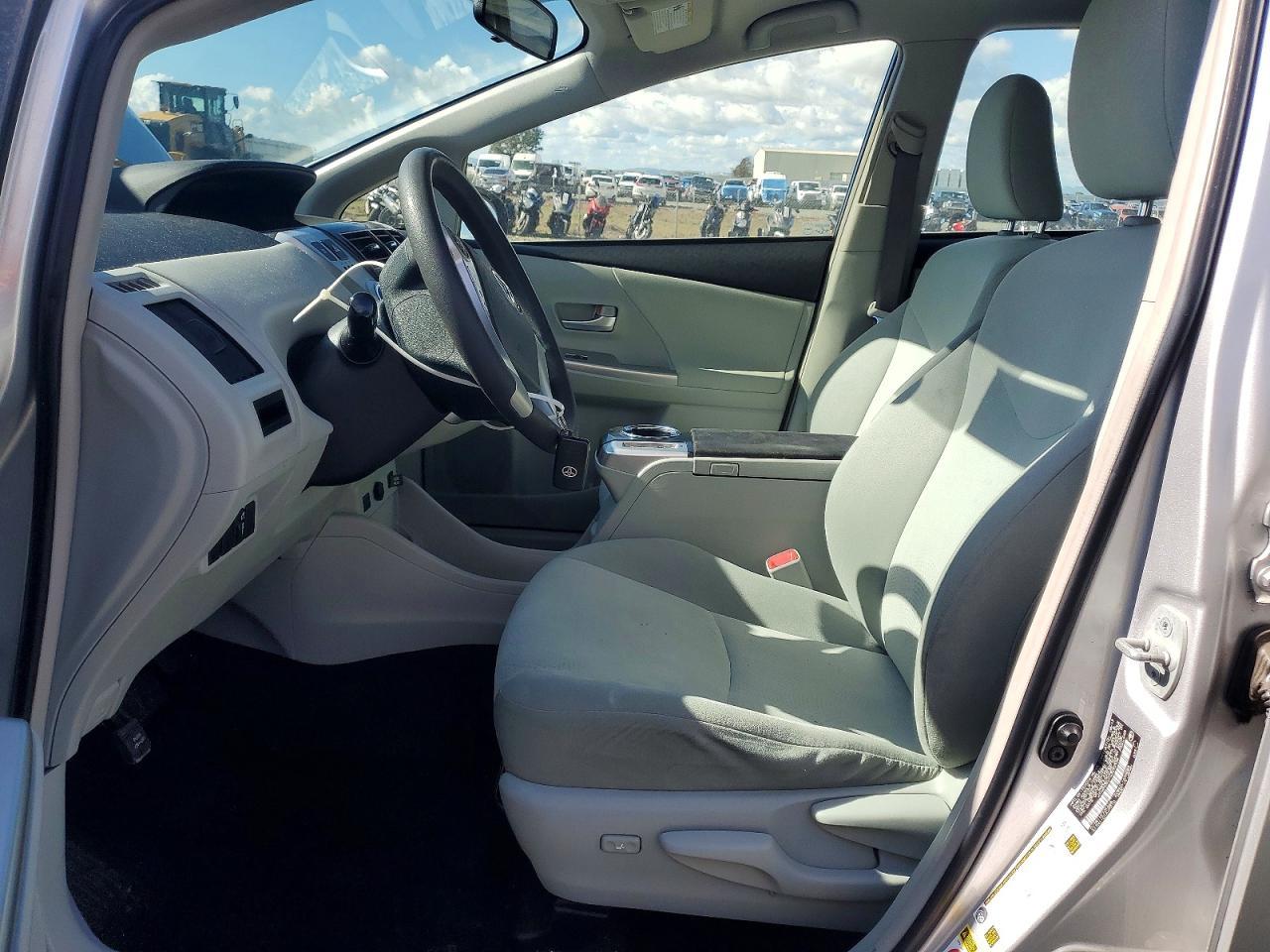 2014 Toyota Prius V - Image 7