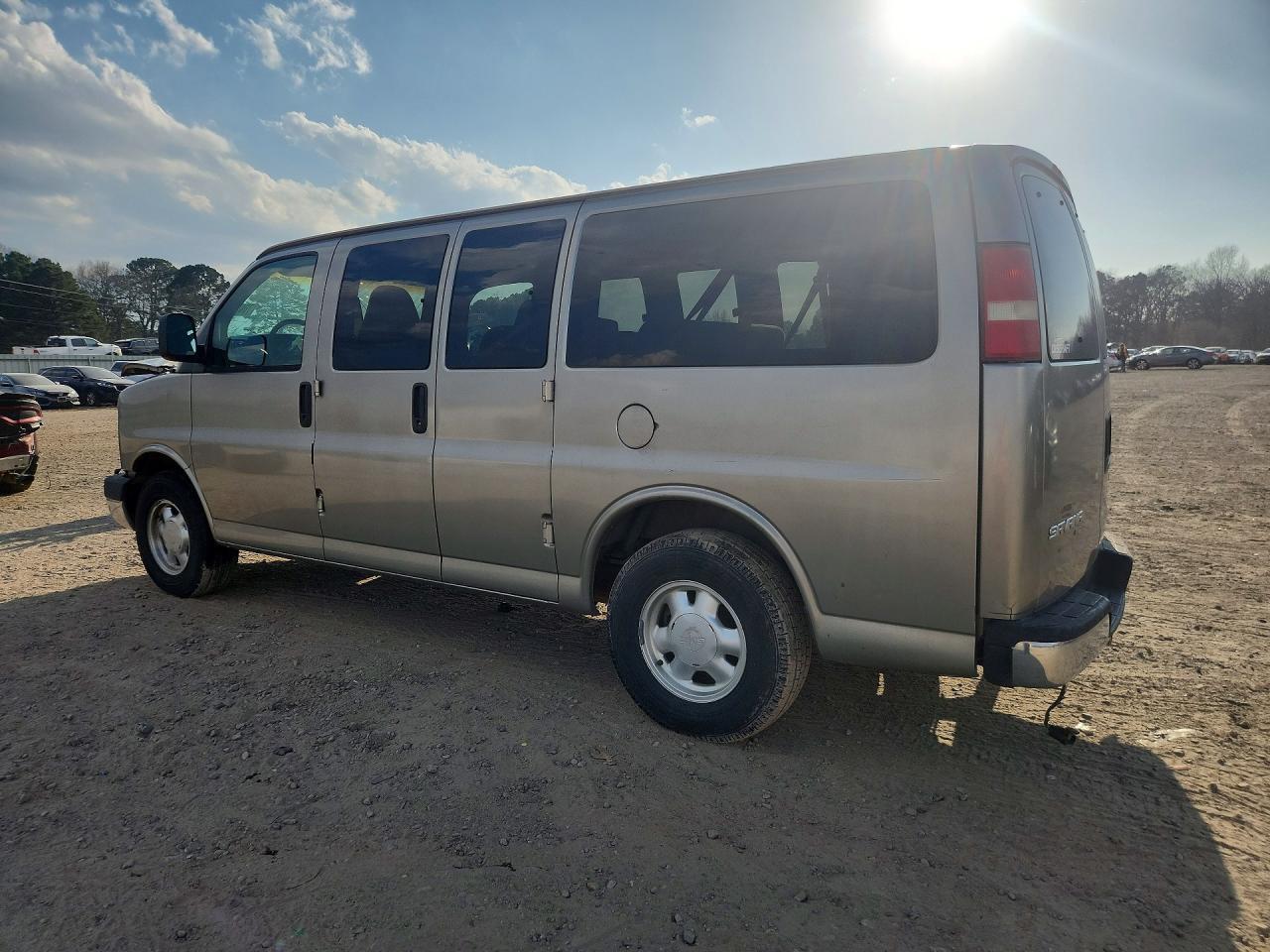 2004 GMC Savana G1500 - Фото 2