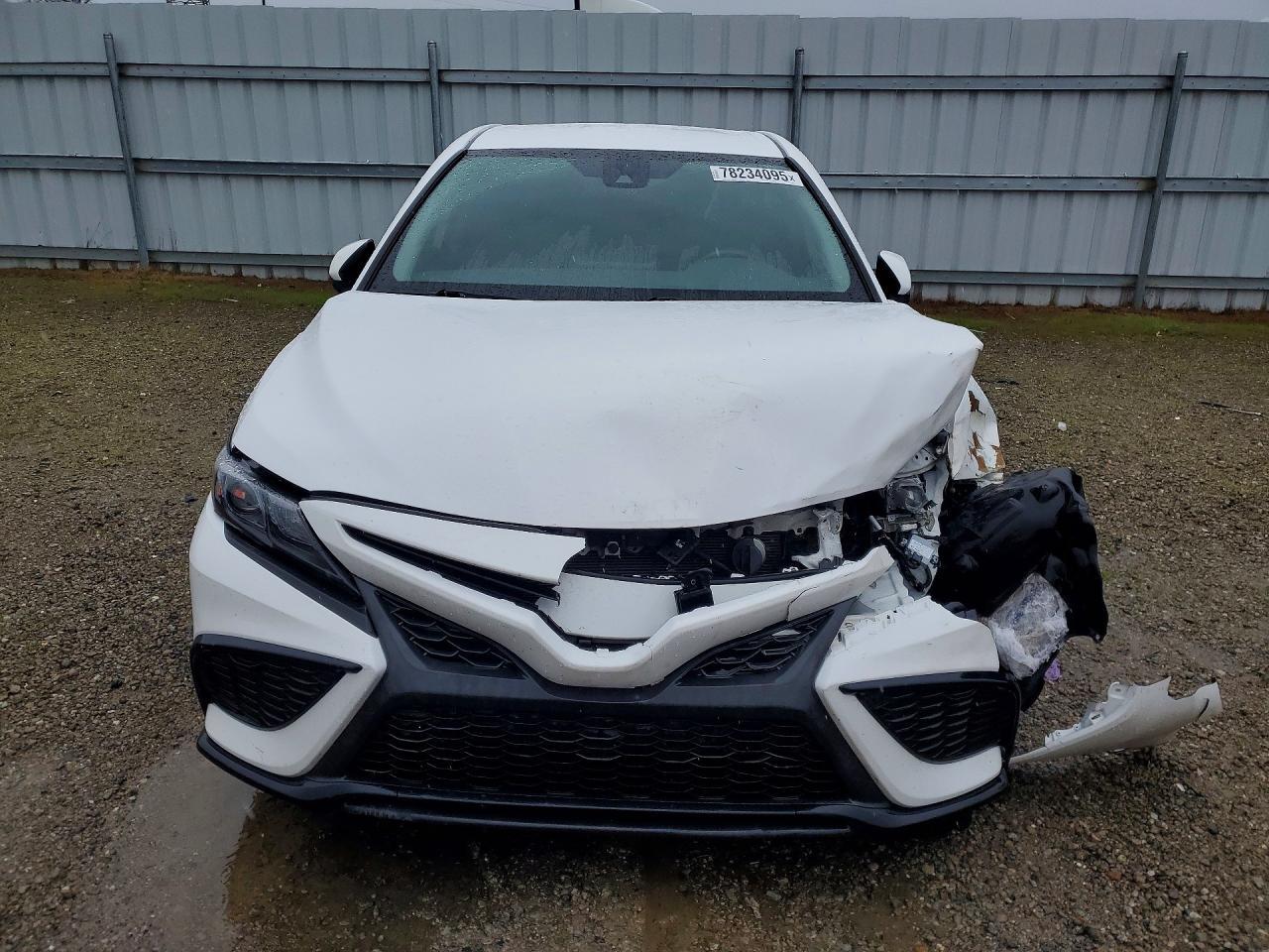 2022 Toyota Camry Se - Image 5
