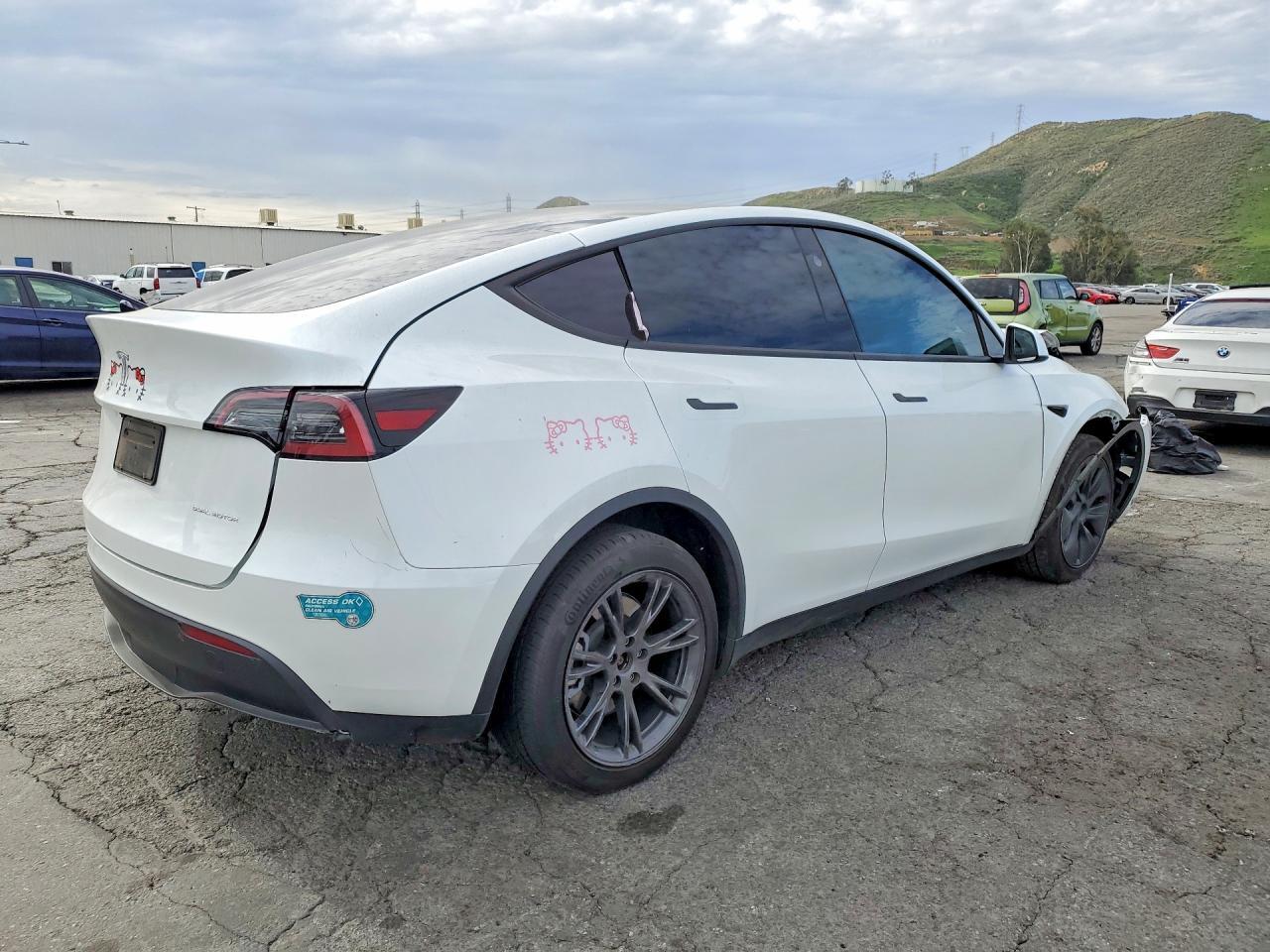 2025 Tesla Model Y - Фото 3