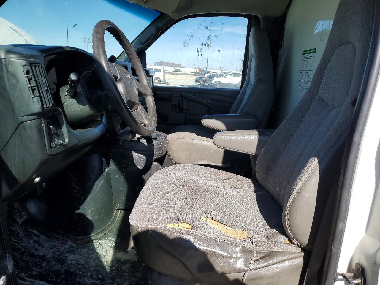 2004 GMC Savana Box Truck - Фото 7