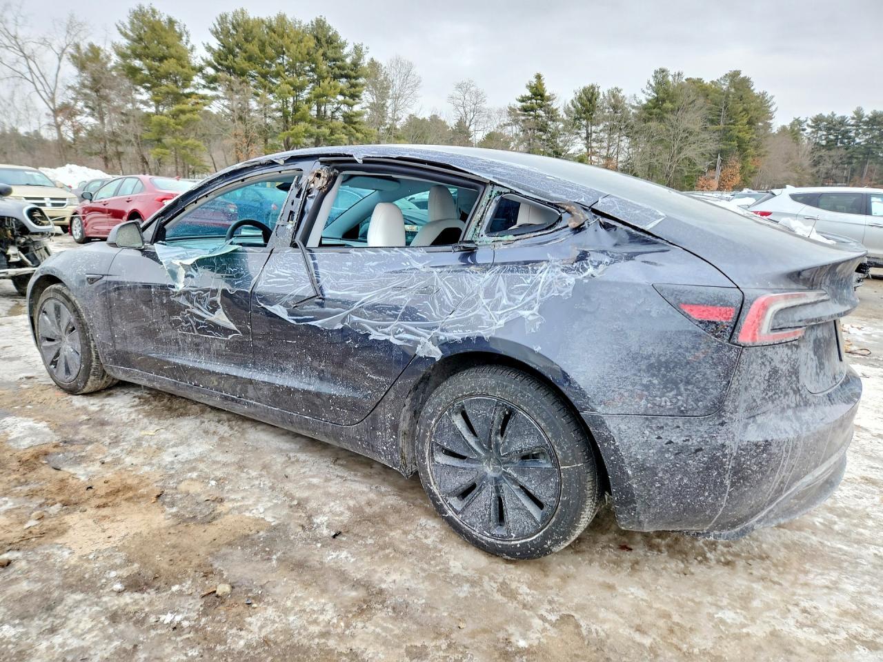 2025 Tesla Model 3 - Фото 2