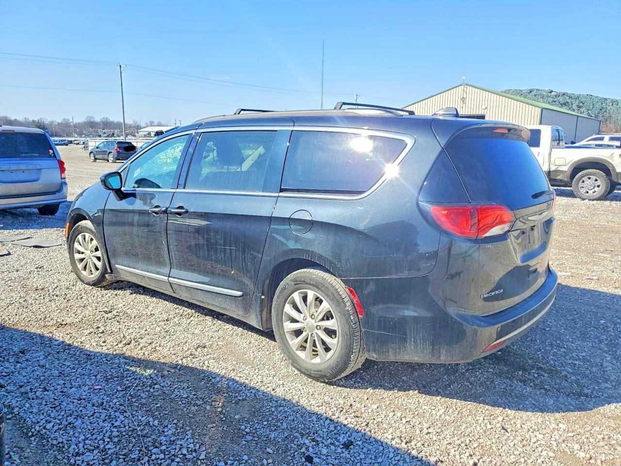 2017 Chrysler Pacifica Touring L - Фото 2