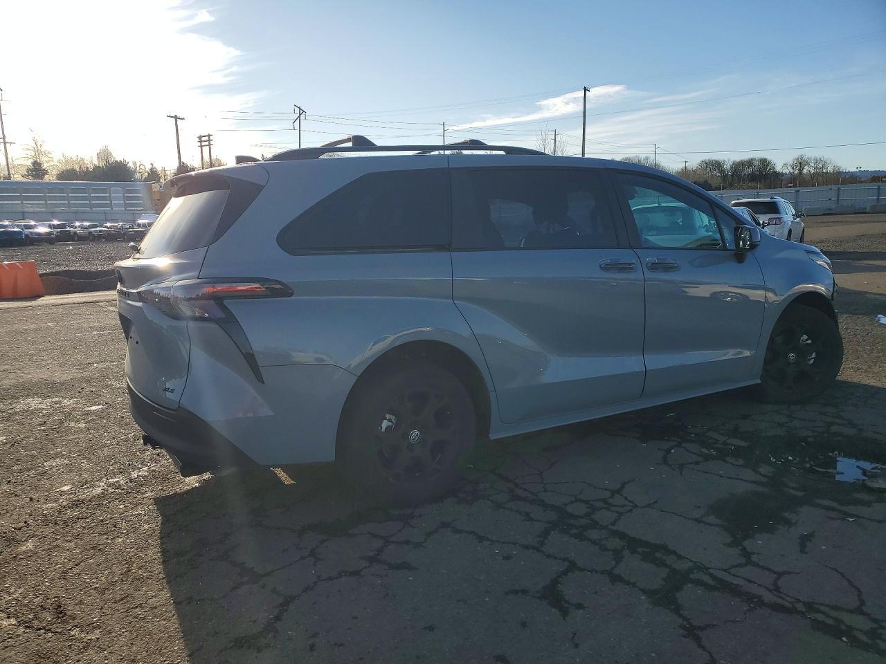 2025 Toyota Sienna Woodland Edition - Фото 3