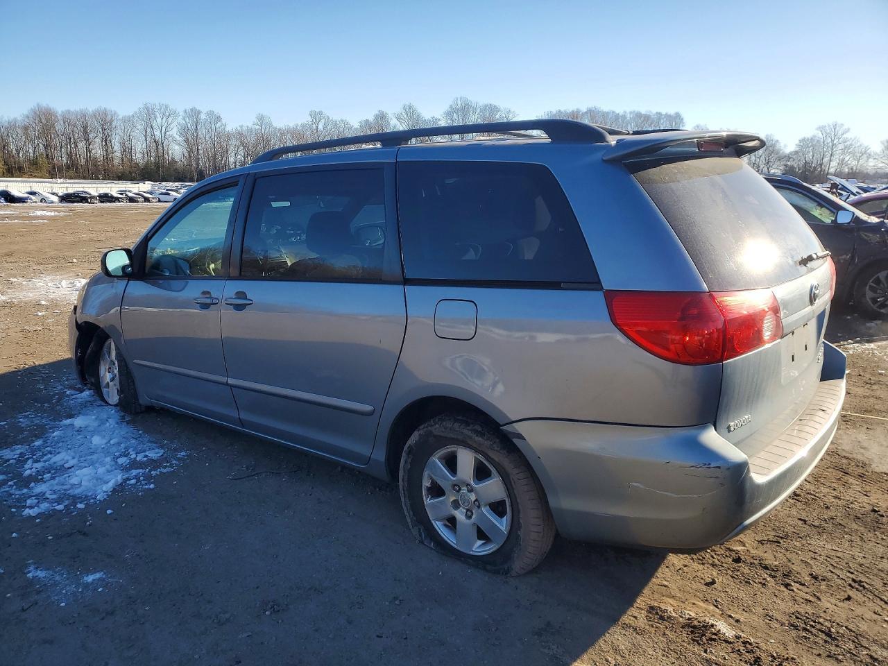2010 Toyota Sienna Le 7-Passenger - Фото 2