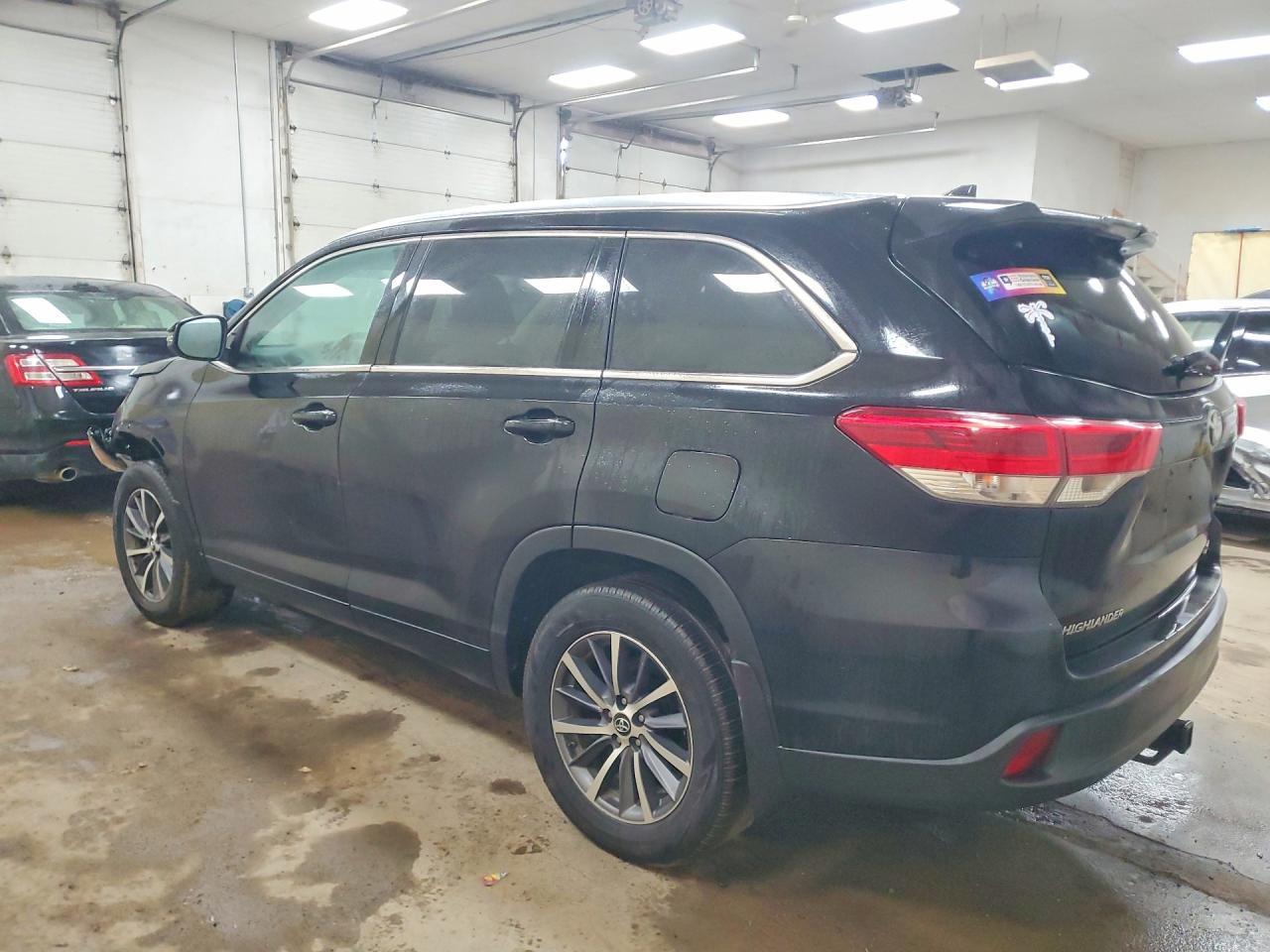 2017 Toyota Highlander Se - Фото 2