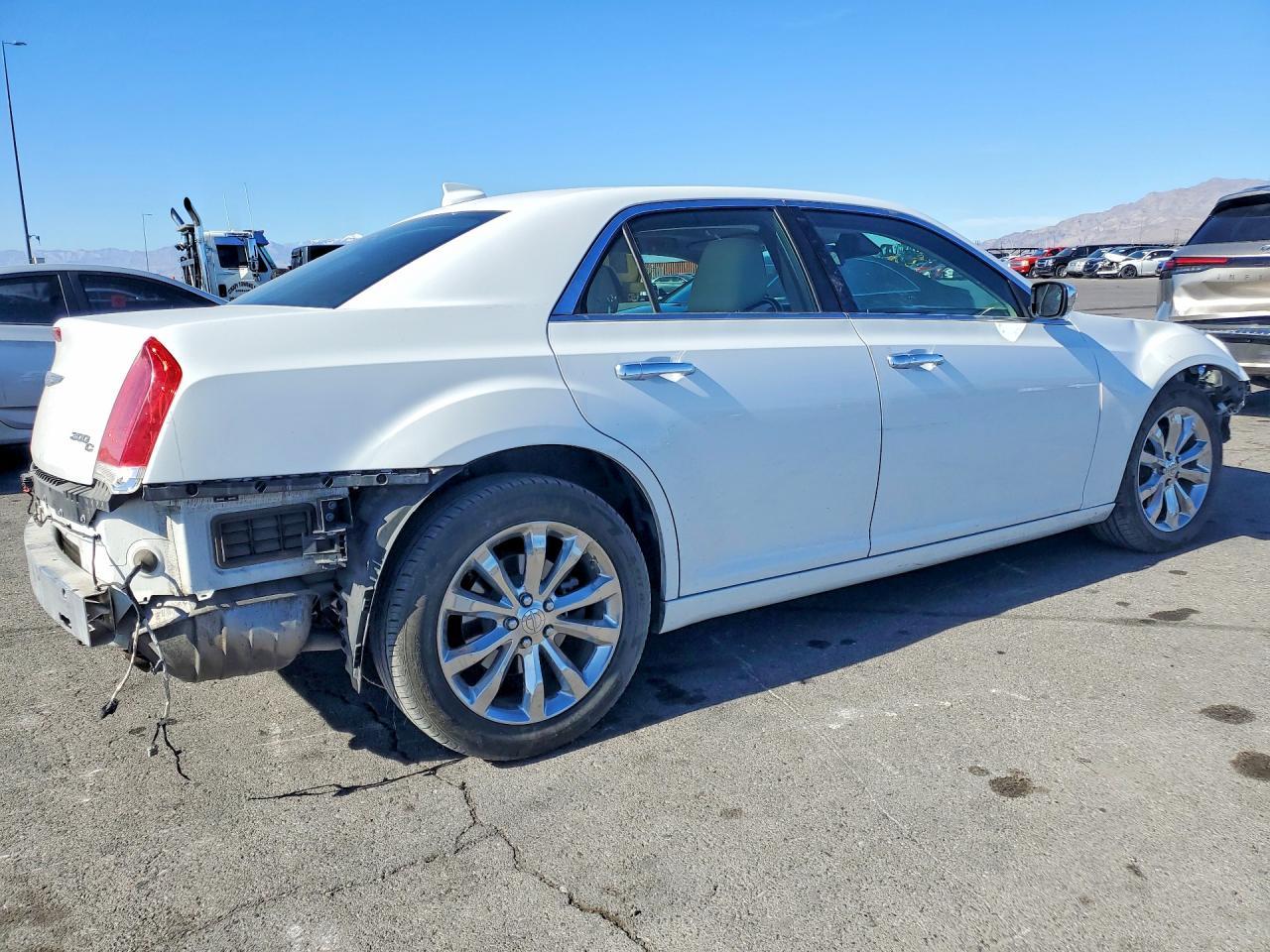 2017 Chrysler 300C - Фото 3