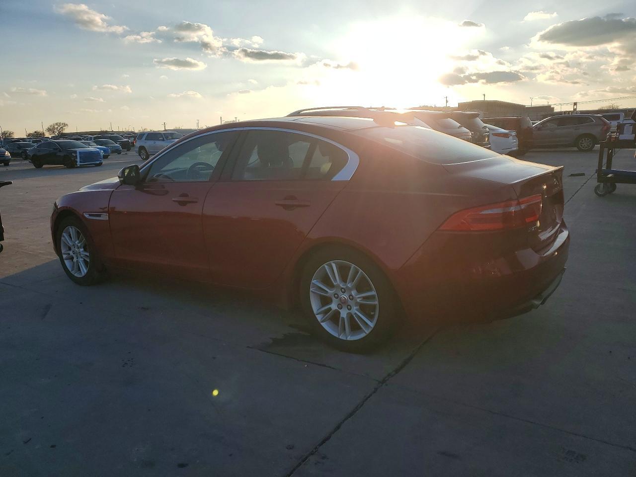 2018 Jaguar Xe Awd Premium Awd 4C 4D Sedan 25T - Фото 2