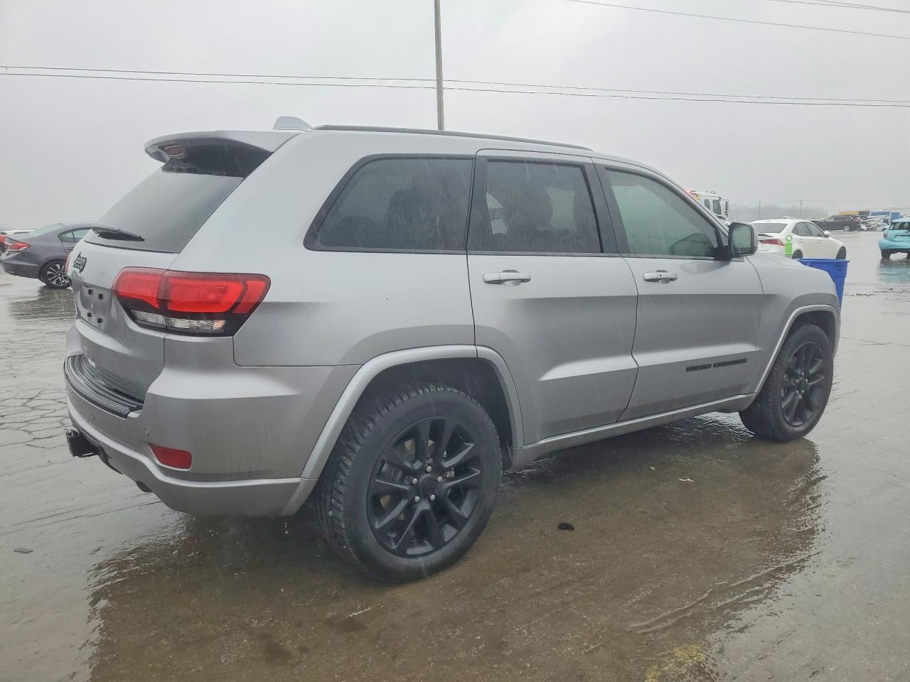 2017 Jeep Grand Cherokee Laredo - Image 3