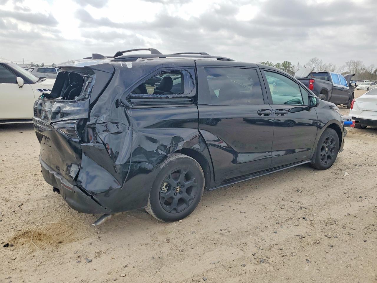 2025 Toyota Sienna Woodland Edition - Image 3