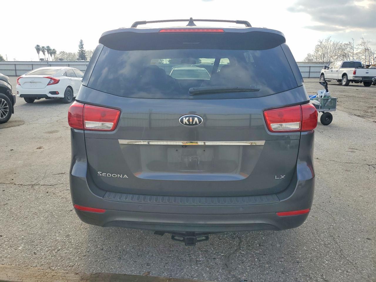 2016 Kia Sedona Lx - Фото 6