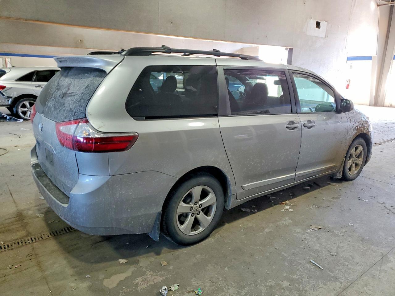 2015 Toyota Sienna Le - Image 3
