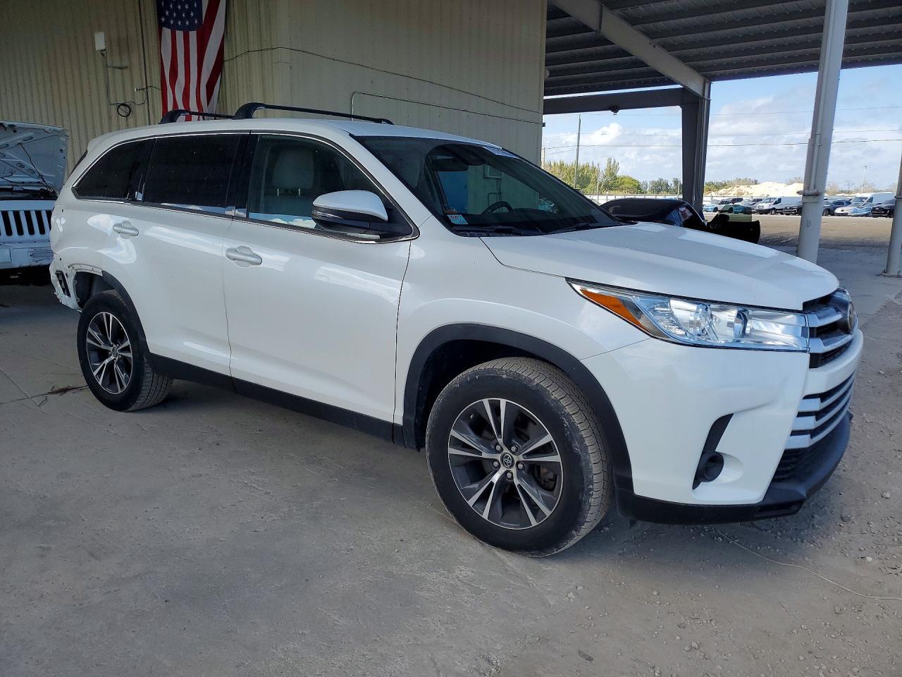 2019 Toyota Highlander Le - Image 4
