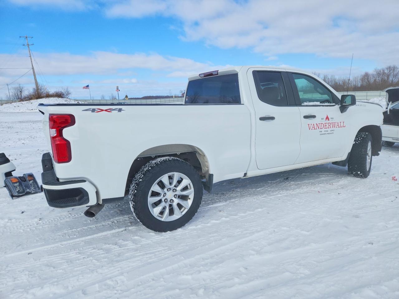 2021 Chevrolet Silverado K1500 Custom - Фото 3