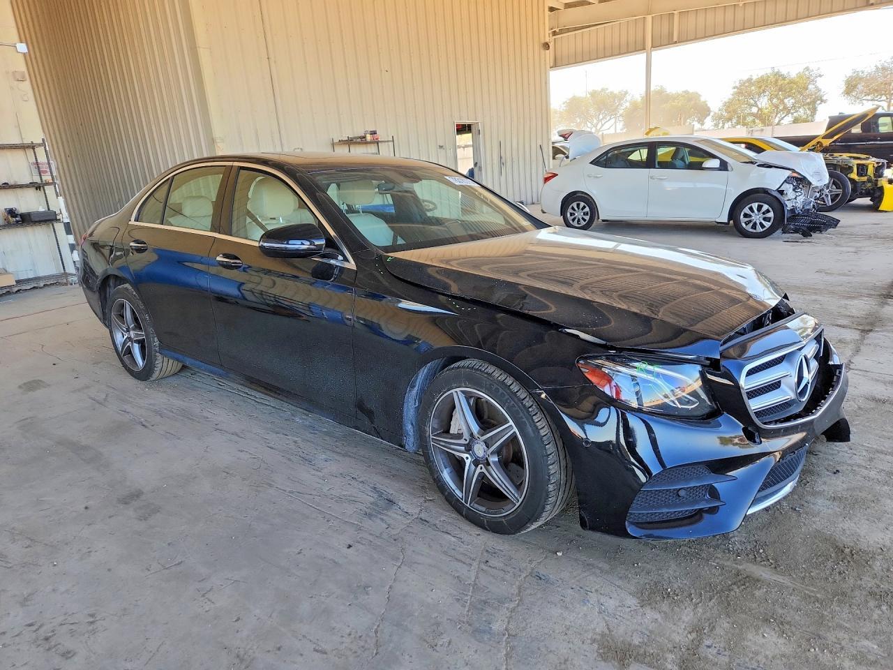 2017 Mercedes-Benz E 300 - Фото 4