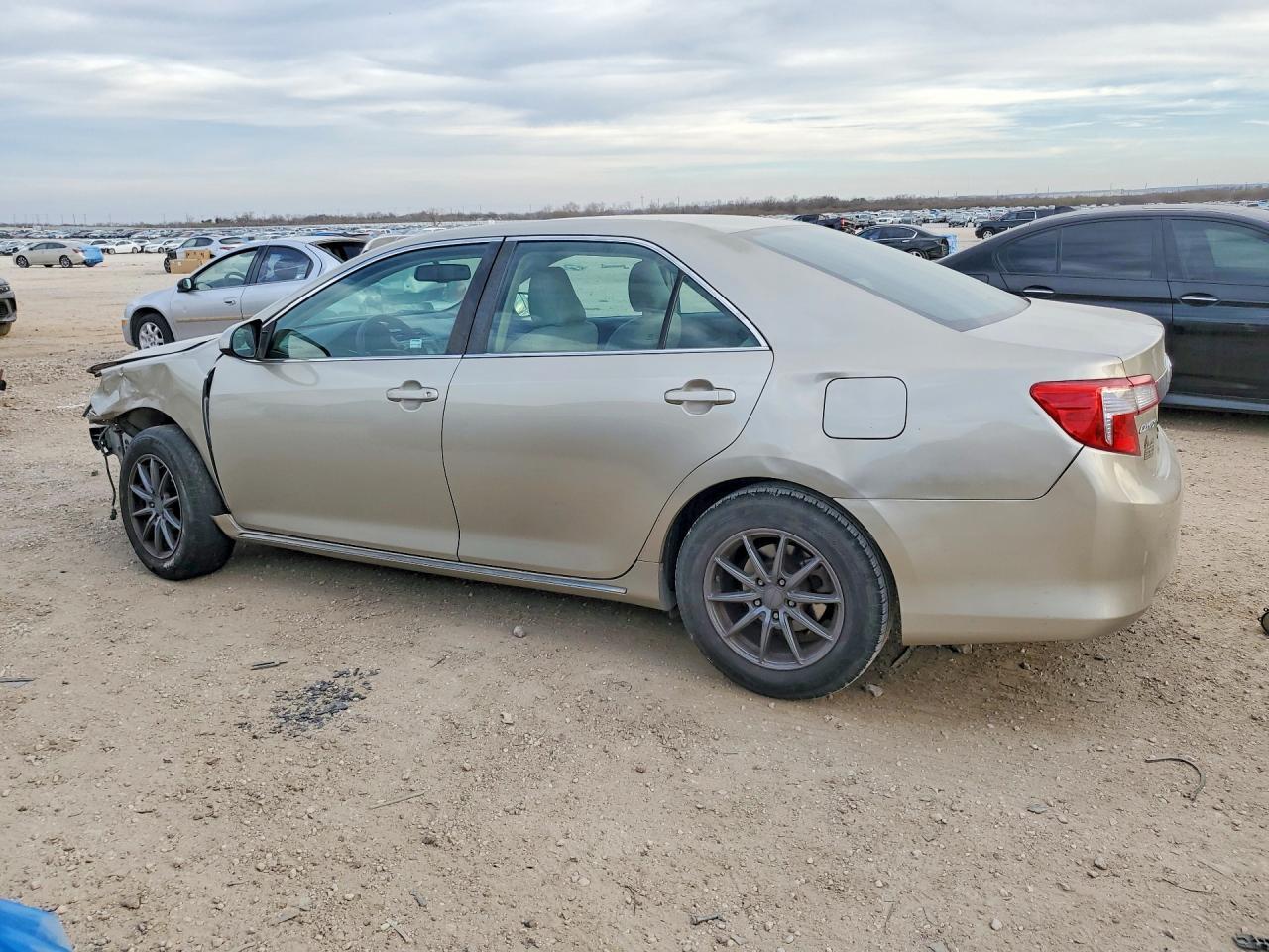 2014 Toyota Camry - Фото 2