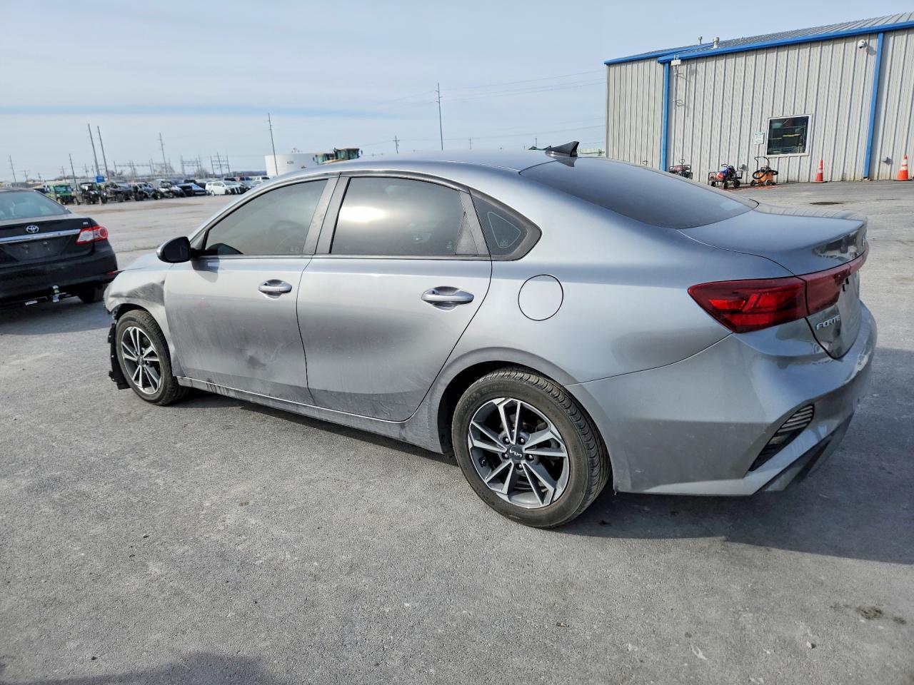 2022 Kia Forte Lxs - Image 2
