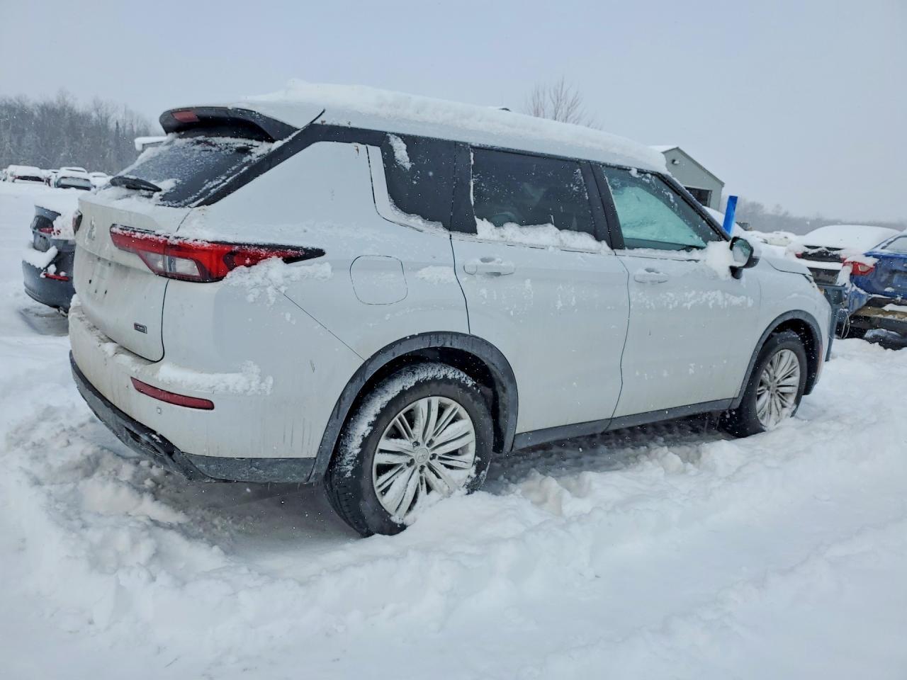 2022 Mitsubishi Outlander - Image 3