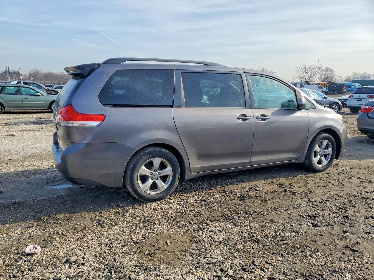 2012 Toyota Sienna Le 8-Passenger - Image 3