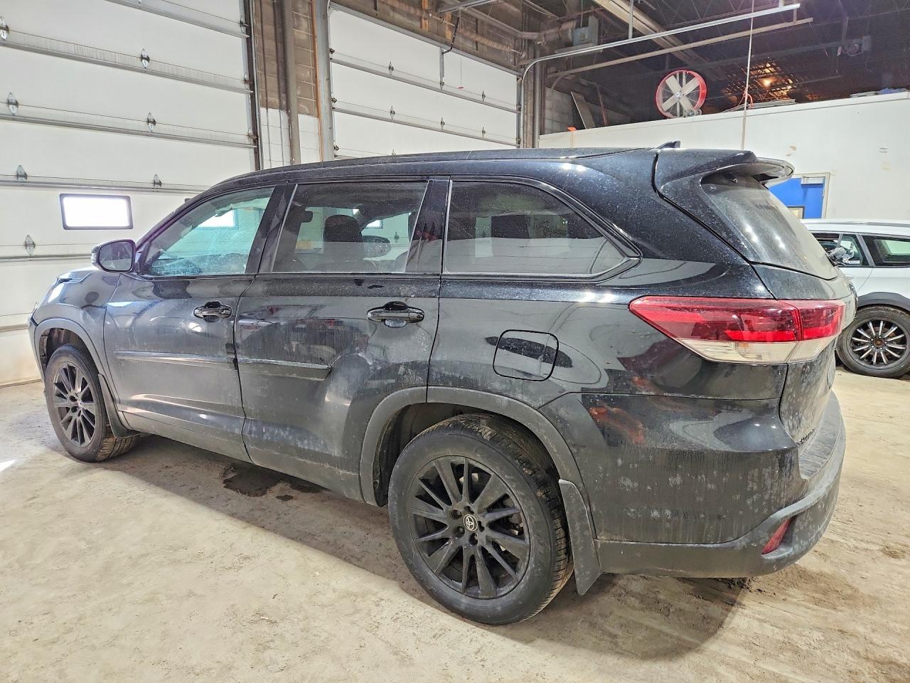 2019 Toyota Highlander Se - Фото 2