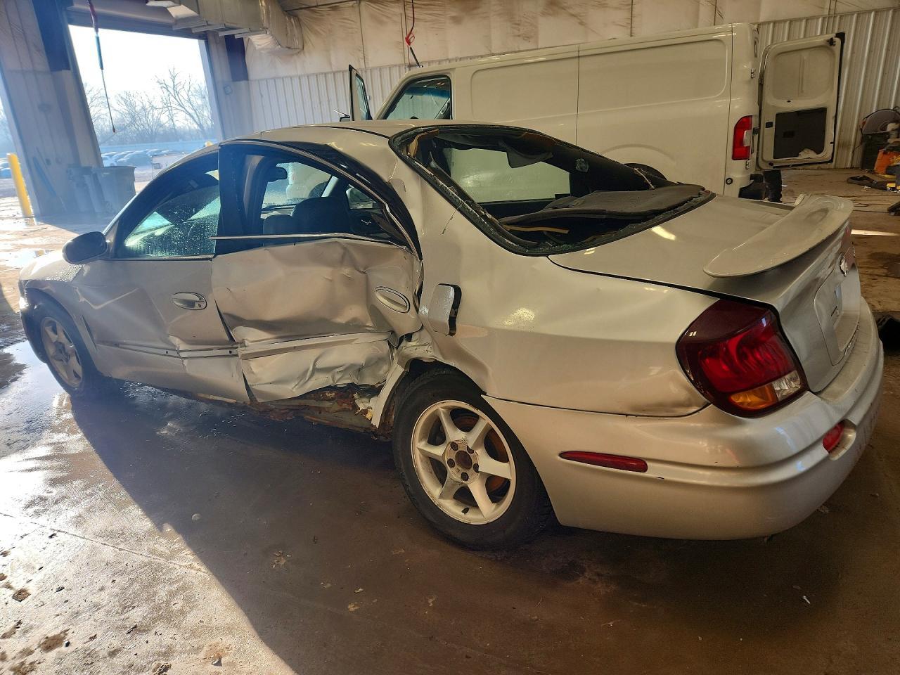 2001 Oldsmobile Aurora - Image 2