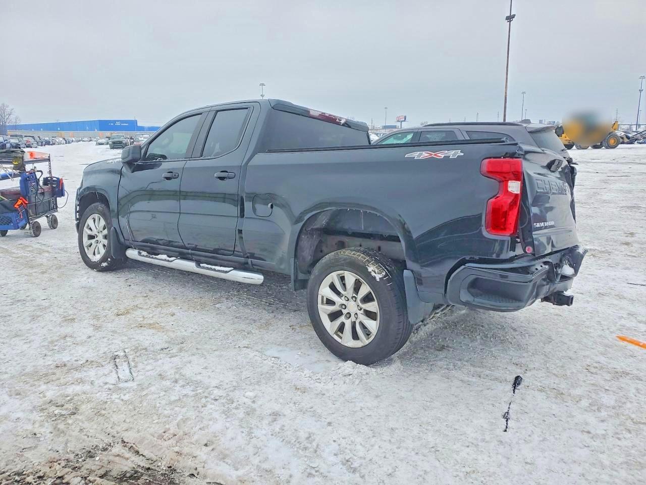 2021 Chevrolet Silverado K1500 Custom - Фото 2