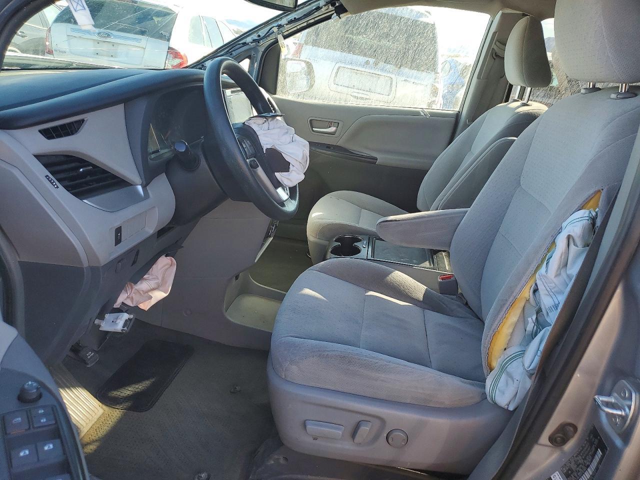2015 Toyota Sienna Le - Image 7
