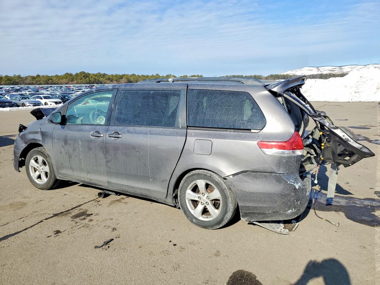 2011 Toyota Sienna Le - Image 2