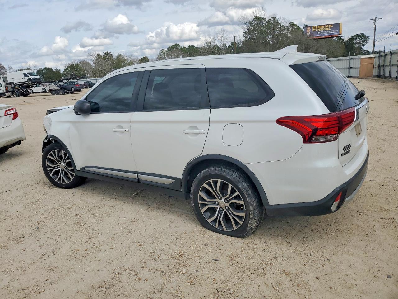 2017 Mitsubishi Outlander - Фото 2