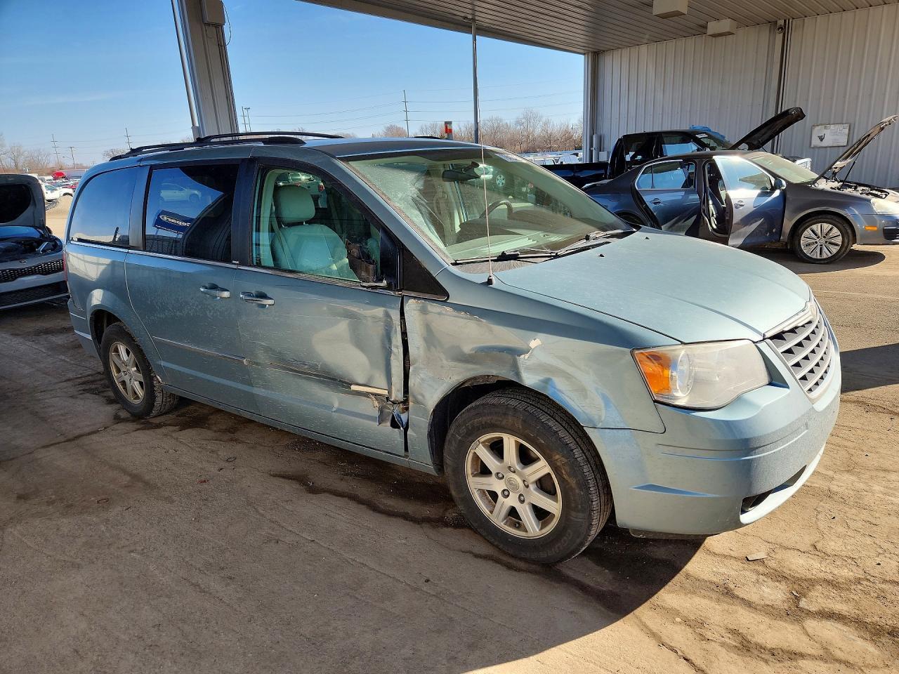 2010 Chrysler Town & Country Touring Plus - Фото 4