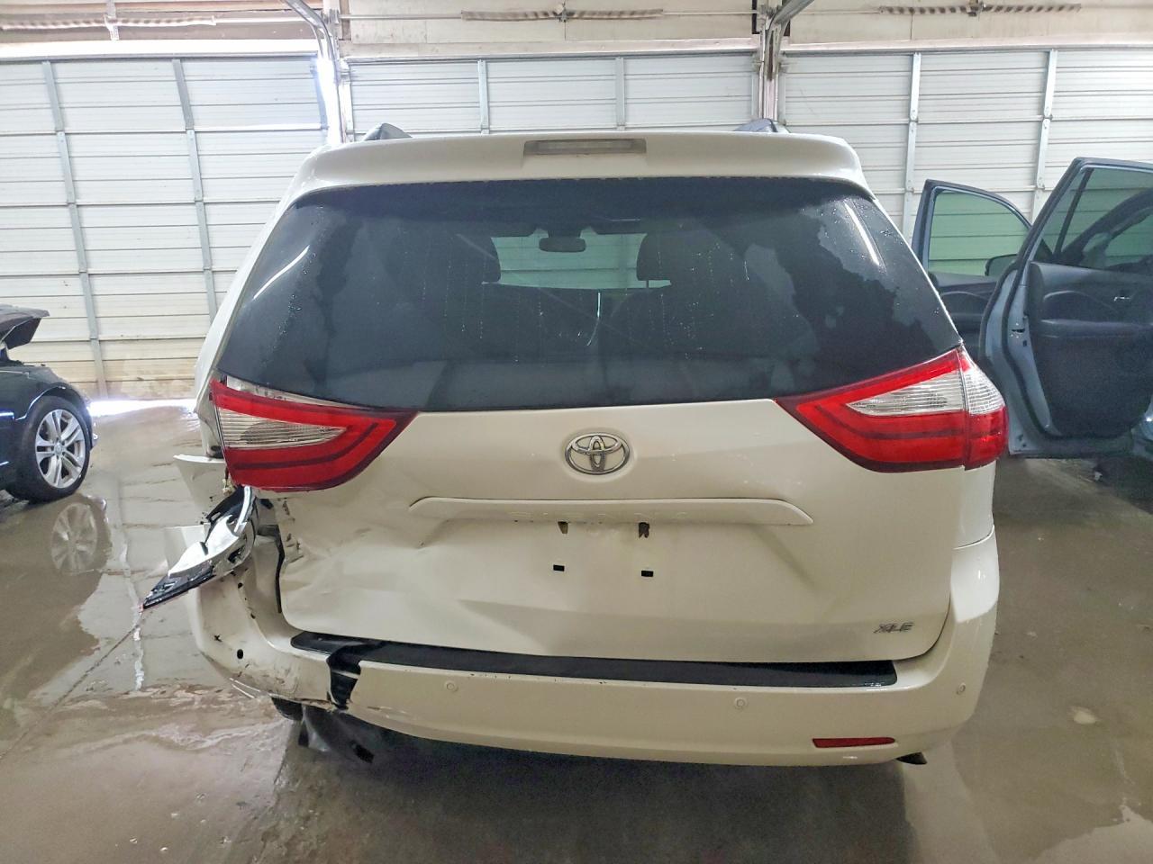 2017 Toyota Sienna Xle Premium 8-Passenger - Image 6