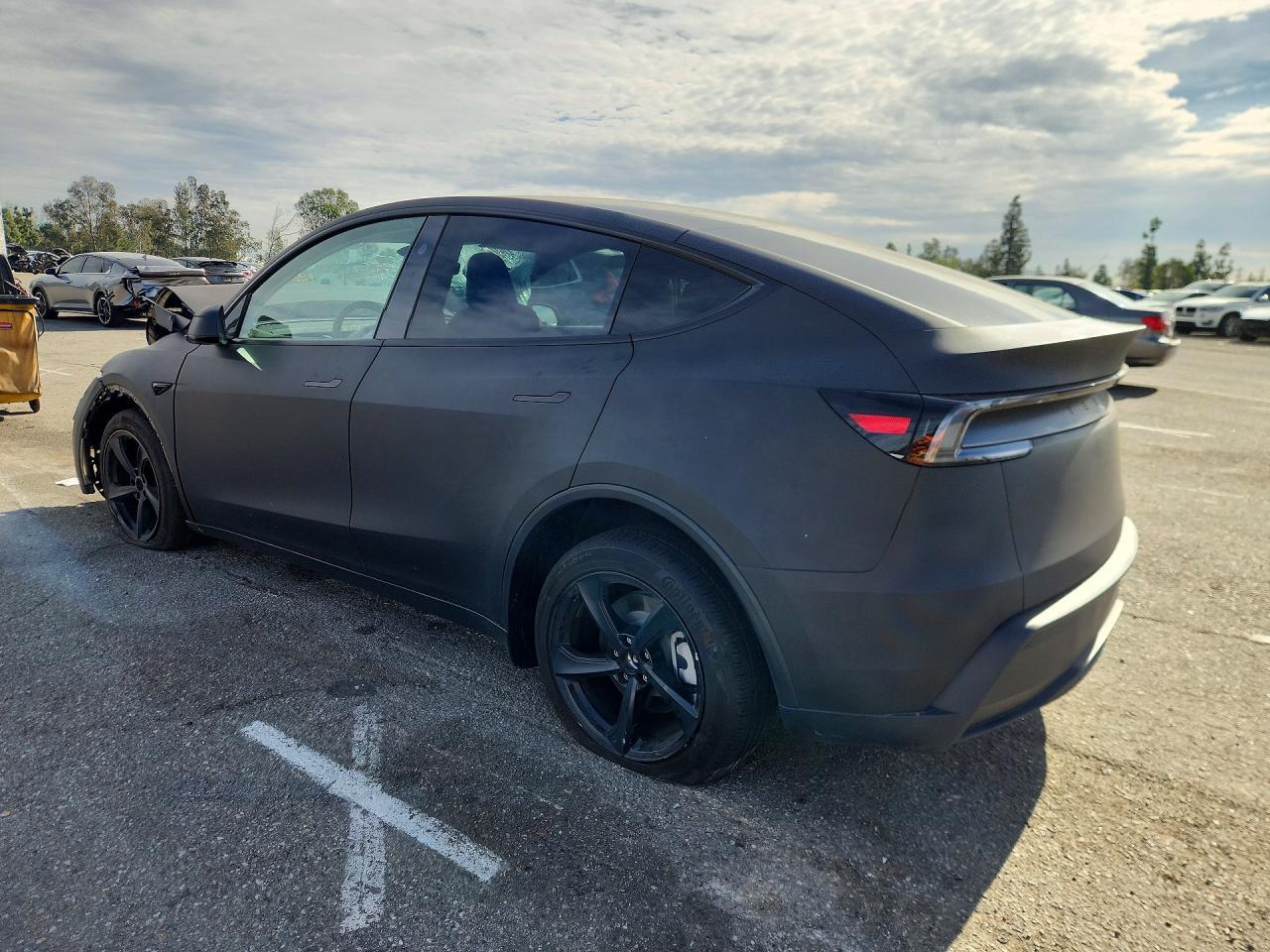 2026 Tesla Model Y - Фото 2