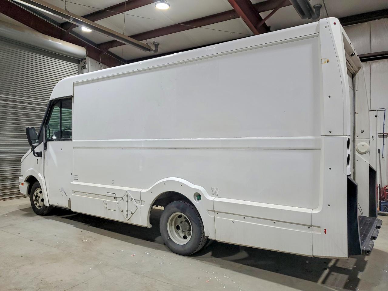 2016 Isuzu Npr - Image 2