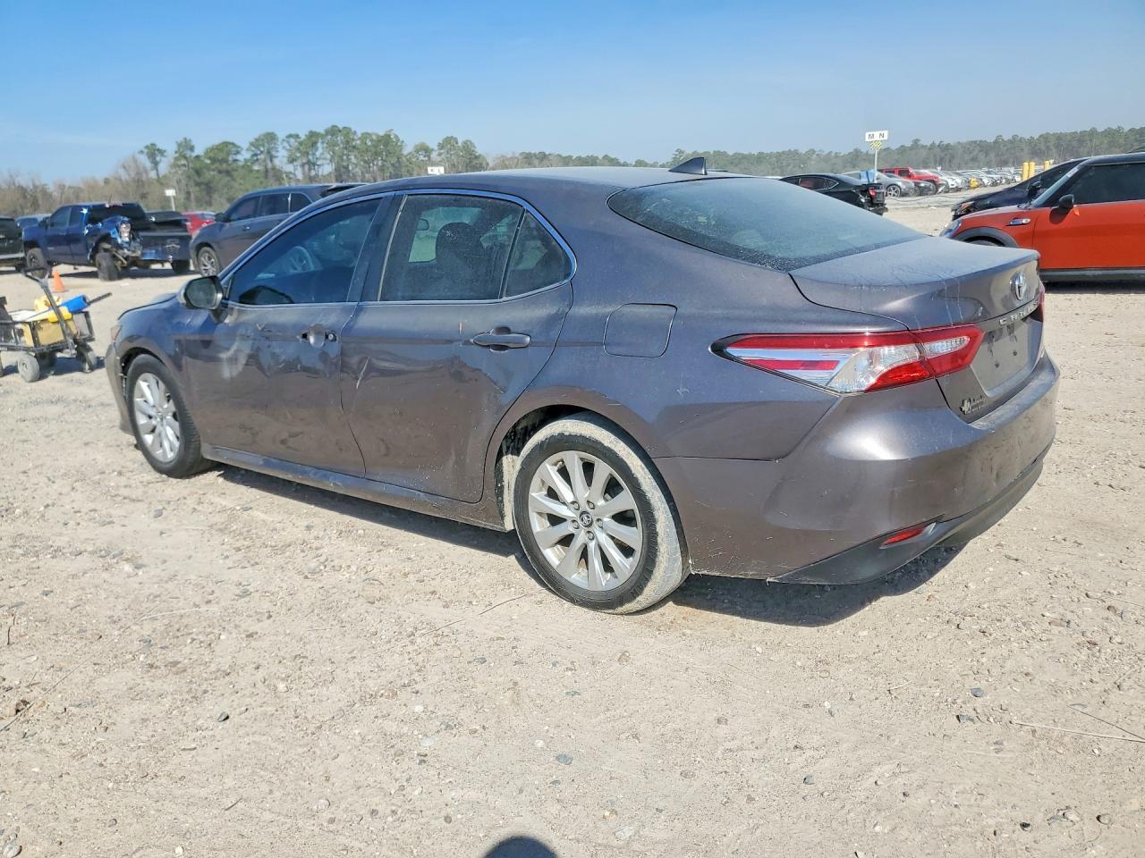 2019 Toyota Camry Le - Фото 2