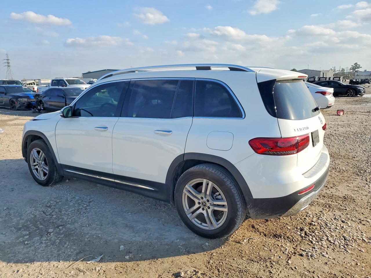 2022 Mercedes-Benz Glb 250 - Фото 2