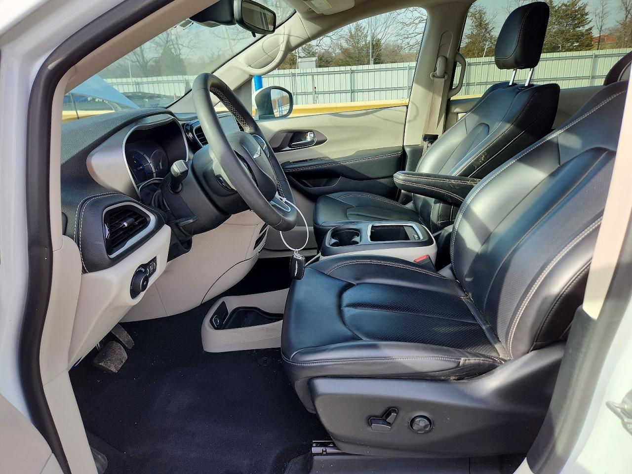 2023 Chrysler Pacifica Hybrid Touring L - Image 7