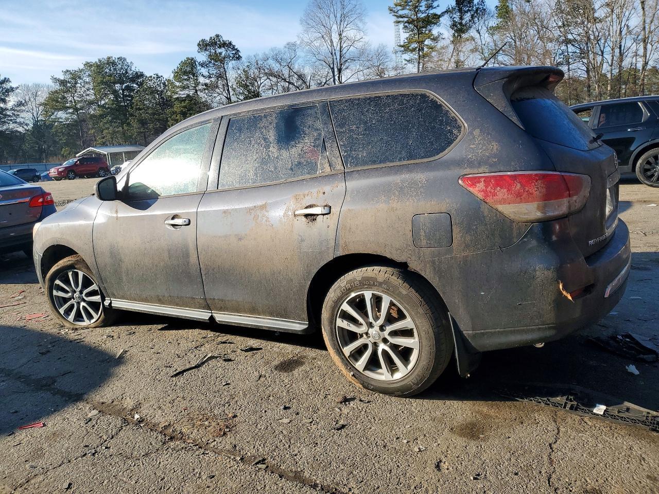 2014 Nissan Pathfinder S - Image 2