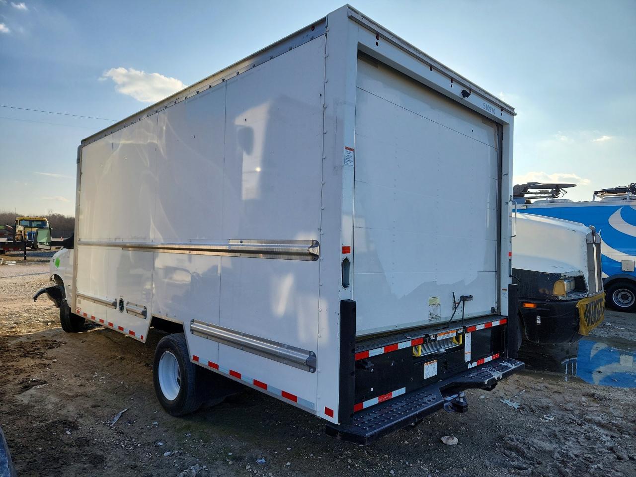 2022 GMC Savana Box Truck - Фото 2