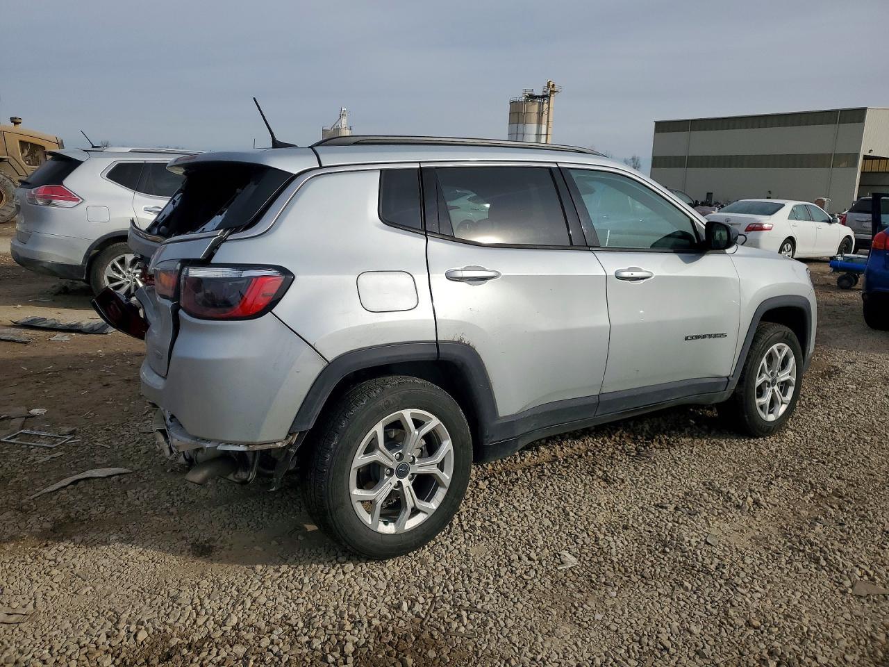 2025 Jeep Compass Latitude - Фото 3