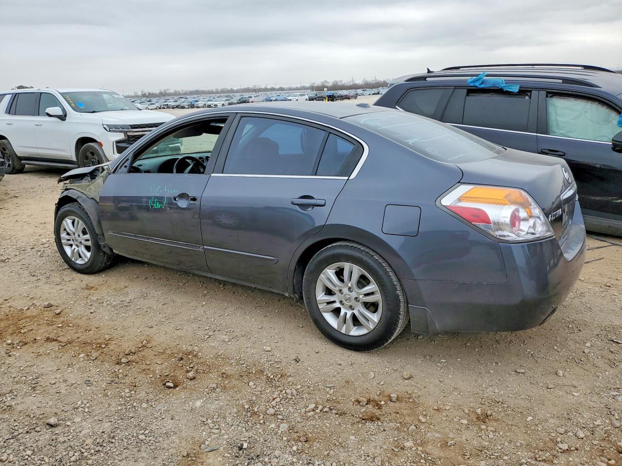 2010 Niss Altima - Фото 2