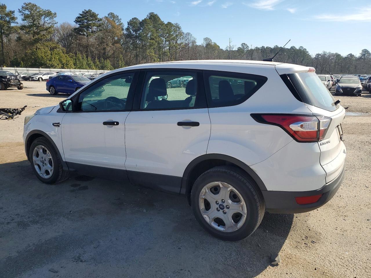 2017 Ford Escape S - Фото 2