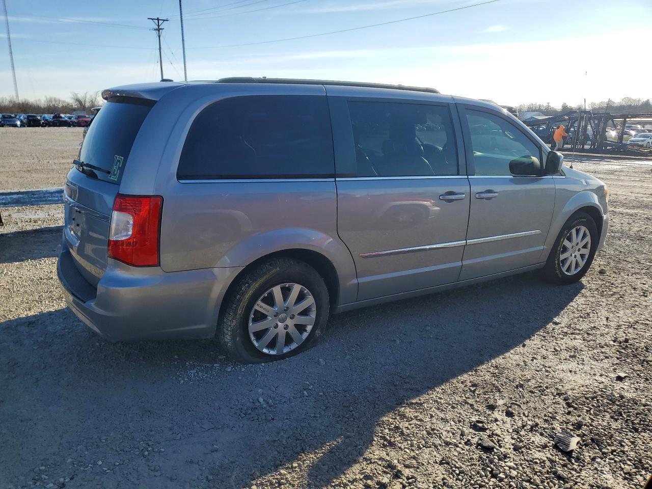 2016 Chrysler Town & Country Touring - Фото 3