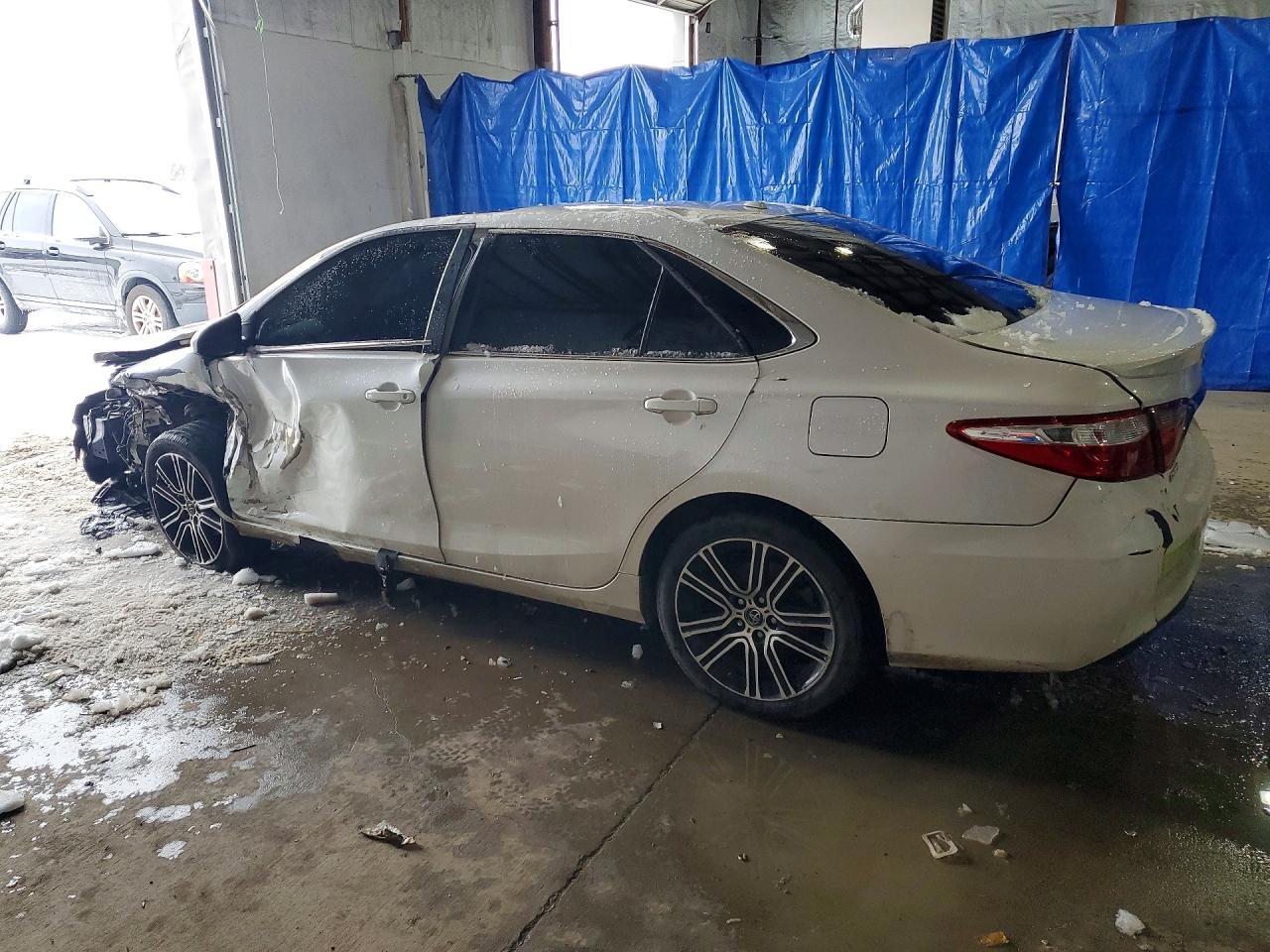 2016 Toyota Camry Le - Фото 2