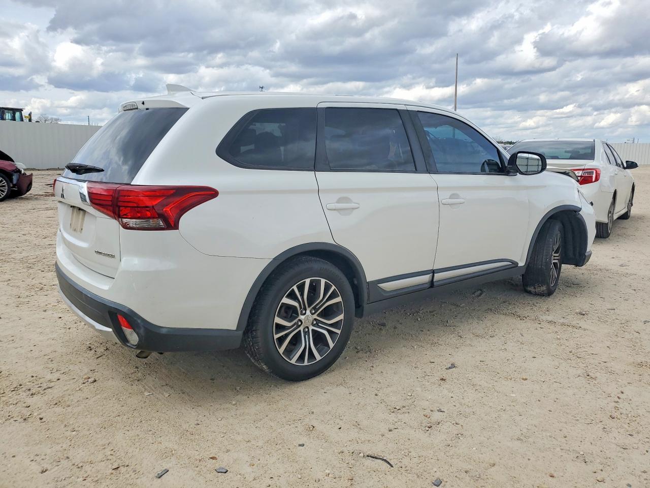 2017 Mitsubishi Outlander - Фото 3