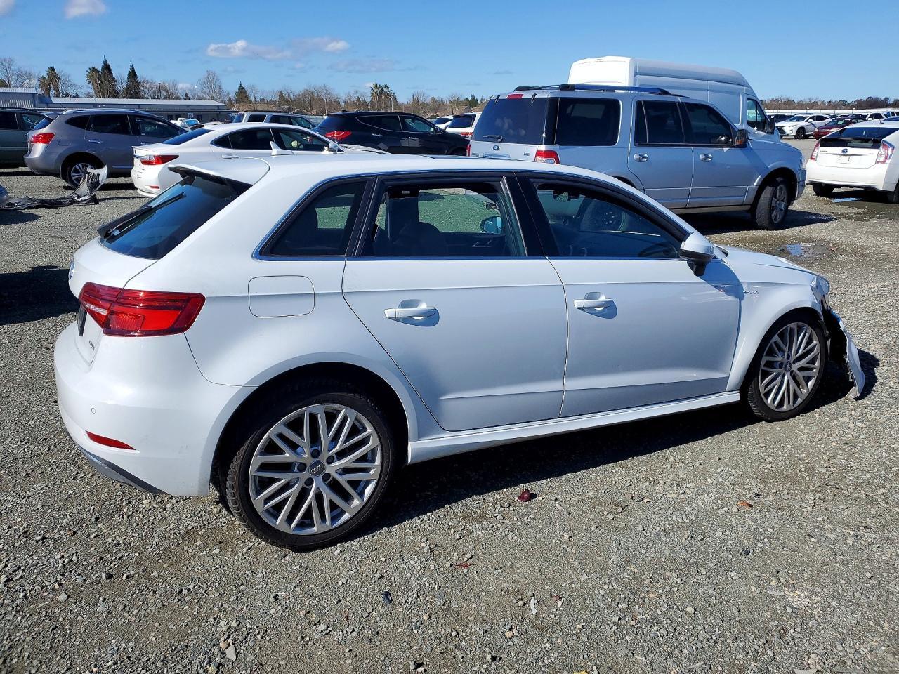 2018 Audi A3 E-Tron Premium Plus - Фото 3