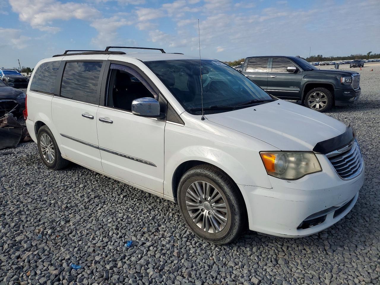 2014 Chrysler Town & Country Touring L - Image 4