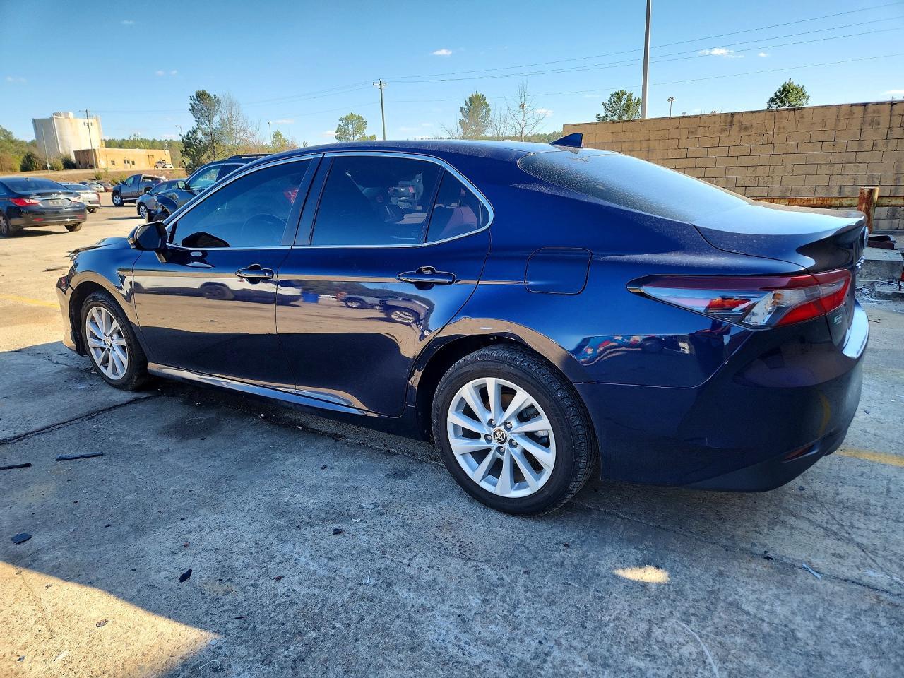 2022 Toyota Camry Le - Фото 2