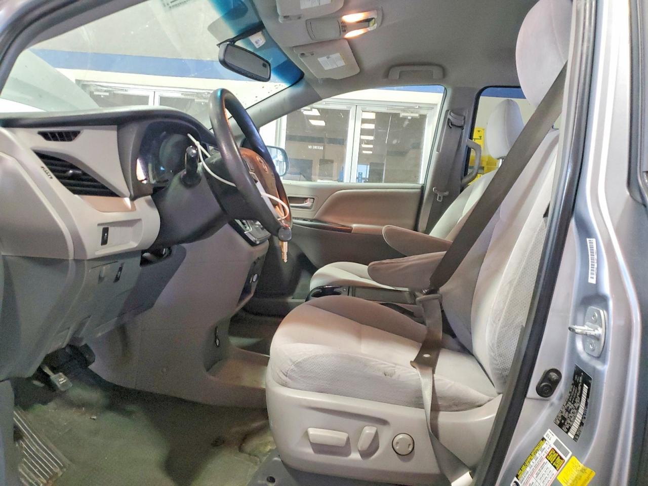 2015 Toyota Sienna Le - Image 7